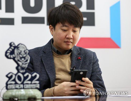 신지예 사퇴소식 접하는 이준석 대표(서울=연합뉴스) 하사헌 기자 = 국민의힘 이준석 대표가 3일 오전 서울 여의도 국회에서 2022년 신년인사회를 준비하며 신지예 시대준비위원회 수석부위원장의 사퇴소식을 접하고 있다.  2022.1.3 [국회사진기자단] toadboy@yna.co.kr