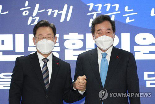 이낙연과 손잡은 이재명 대선후보(서울=연합뉴스) 백승렬 기자 = 더불어민주당 이재명 대선후보(왼쪽)와 이낙연 공동위원장이 27일 오전 서울 여의도 당사에서 열린 국가비전·국민통합위원회 출범식에서 손을 잡고 있다. 2021.12.27 [국회사진기자단] srbaek@yna.co.kr