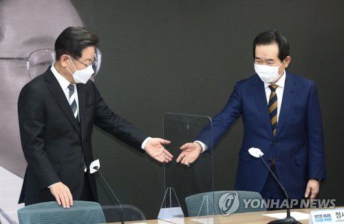 정세균 후원회장과 함께 후원회 출범식 참석하는 이재명 대선후보(서울=연합뉴스) 백승렬 기자 = 더불어민주당 이재명 대선후보(왼쪽)와 정세균 후원회장이 4일 서울 여의도 중앙당사에서 열린 더불어민주당 대통령선거 후보자 이재명 후원회 출범식에 참석하고 있다. 2022.1.4 [국회사진기자단] srbaek@yna.co.kr