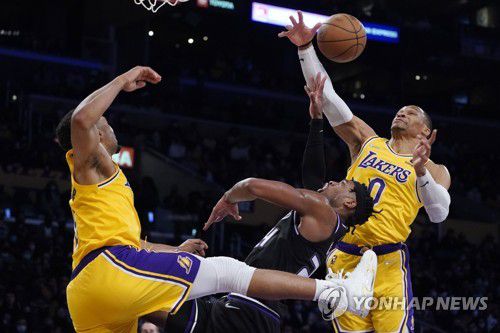 러셀 웨스트브룩(오른쪽)의 블록에 막힌 버디 힐드(가운데)[AP=연합뉴스]