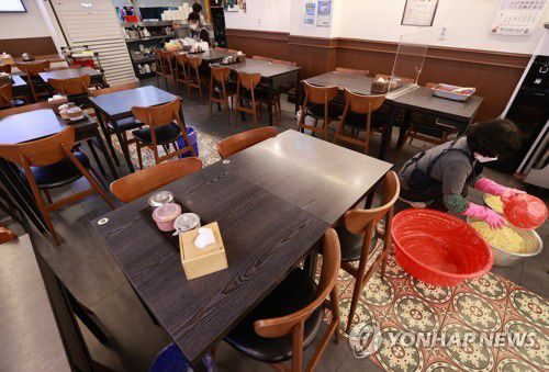 '사적모임 4인' 규제 후 서울의 한 식당[연합뉴스 자료사진]