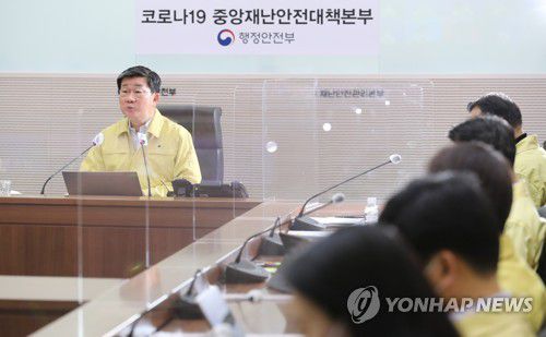 중대본 회의에서 발언하는 전해철 장관(세종=연합뉴스) 김주형 기자 = 전해철 중앙재난안전대책본부 2차장(행정안전부 장관, 왼쪽)이 5일 오전 세종시 정부세종2청사에서 열린 신종 코로나바이러스 감염증(코로나19) 대응 중앙재난안전대책본부 회의에서 발언하고 있다. 2022.1.5 kjhpress@yna.co.kr