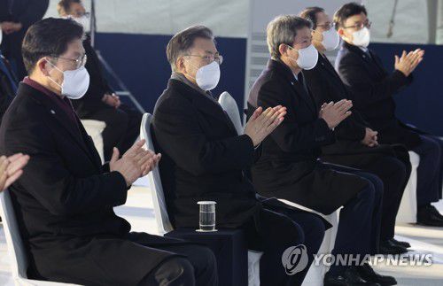 박수치는 문재인 대통령(강원 고성=연합뉴스) 서명곤 기자 = 문재인 대통령이 5일 오전 강원 고성군 제진역에서 열린 동해선 강릉~제진 철도건설 착공식에서 박수를 치고 있다. 2022.1.5 seephoto@yna.co.kr