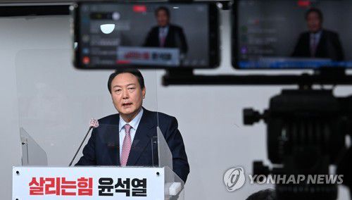 선대위 쇄신 관련 기자회견하는 윤석열 후보(서울=연합뉴스) 하사헌 기자 = 국민의힘 윤석열 대선 후보가 5일 오전 서울 여의도 국민의힘 당사에서 열린 선거대책위원회 쇄신 관련 기자회견에서 발언을 하고 있다. 2022.1.5 [국회사진기자단] toadboy@yna.co.kr