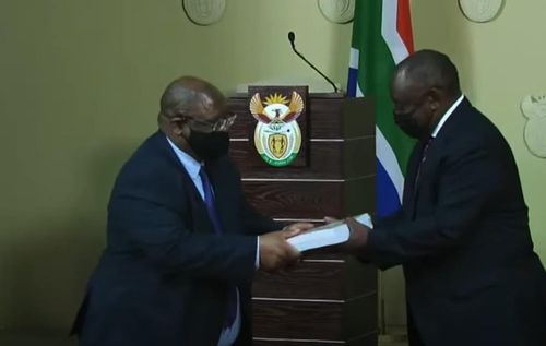 남아공 국정농단 사법조사 보고서 제1부를 전달받는 라마포사(우) 대통령[EWN 유튜브 화면 캡처. 재판매 및 DB 금지]