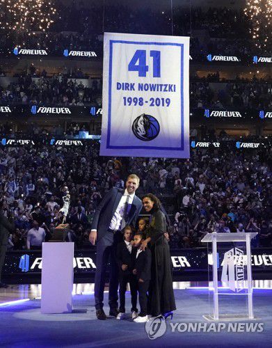 노비츠키의 영구 결번식 행사[AP=연합뉴스]