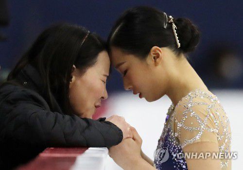 유영 '할 수 있어'2020년 2월 8일 오후 서울 양천구 목동아이스링크에서 열린 국제빙상경기연맹(ISU) 4대륙피겨선수권대회(4대륙대회) 여자 싱글 프리 스케이팅에 출전한 유영(오른쪽)이 연기 시작 전 정신을 집중하고 있다. [연합뉴스 자료사진]