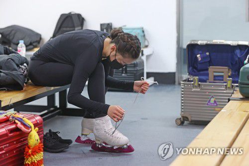 유영, 훈련이 끝난 뒤피겨스케이팅 국가대표 유영이 12월 8일 오전 서울 양천구 목동종합운동장실내아이스링크에서 연습을 마친 뒤 스케이트화를 벗고 있다. [연합뉴스 자료사진]