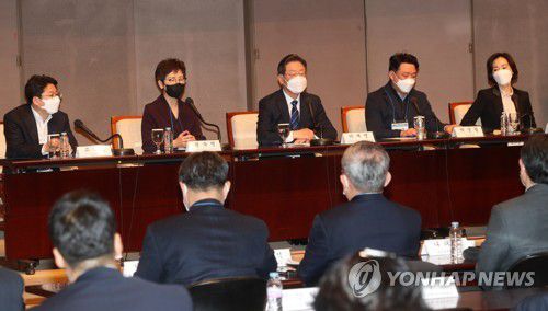 답변하는 이재명 대선후보(서울=연합뉴스) 더불어민주당 이재명 대선후보가 6일 서울 프레스센터에서 열린 한국행정학회 주최 대통령선거 후보자 초청 토론회에서 질의에 답변하고 있다. 2022.1.6 [국회사진기자단] srbaek@yna.co.kr