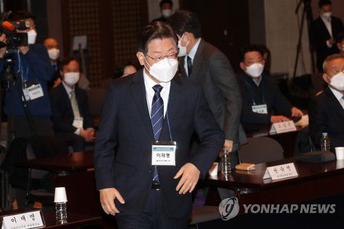 한국행정학회 참석하는 이재명 대선후보(서울=연합뉴스) 더불어민주당 이재명 대선후보가 6일 서울 프레스센터에서 열린 한국행정학회 주최 대통령선거 후보자 초청 토론회에 참석하고 있다. 2022.1.6 [국회사진기자단] srbaek@yna.co.kr