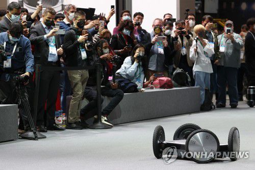 현대차 소형 모빌리티 플랫폼 '모베드'(라스베이거스=연합뉴스) 이지은 기자 = 세계 최대 전자·IT 전시회인 'CES 2022' 이 개막한 5일(현지시간) 미국 네바다주 라스베이거스 컨벤션센터 내 마련된 현대차그룹 전시관에서 관람객과 취재진이 소형 모빌리티 플랫폼 모베드(MobED)의 시연을 보고 있다. 2022.1.6 jieunlee@yna.co.kr