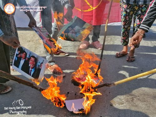 훈센 총리 사진을 불태우며 방문에 반대하는 시위 모습. [SNS 캡처. 재판매 및 DB 금지]