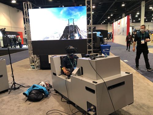 체코 'VR지니어스'의 파일럿 시뮬레이션 장비(라스베이거스=연합뉴스) 정성호 특파원 = 6일(현지시간) 미국 라스베이거스에서 열린 'CES 2022'에서 한 관람객이 체코 'VR지니어스'의 전투기 훈련 시뮬레이션 기기를 체험해보고 있다. 2022.1.7 photo@yna.co.kr