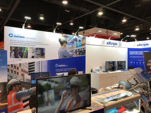 한국 기업 익스트리플의 CES 전시관(라스베이거스=연합뉴스) 정성호 특파원 = 6일(현지시간) 미국 라스베이거스에서 열린 'CES 2022'에서 한국 기업 '익스트리플'이 부스를 마련하고 홀로렌즈를 이용해 지하시설물의 위치를 파악하는 '메타뷰' 서비스 등을 소개하고 있다. 2022.1.7 photo@yna.co.kr