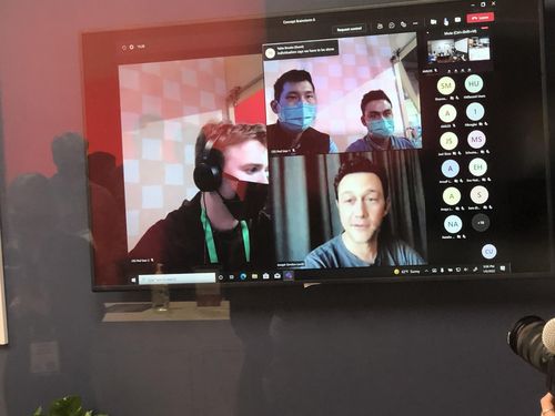 캐논의 다자 영상회의 서비스에 등장한 조셉 고든 레빗(라스베이거스=연합뉴스) 정성호 특파원 = 6일(현지시간) 미국 라스베이거스에서 열린 'CES 2022'에서 캐논이 5자 영상회의 서비스를 시연하는 가운데 영화 배우 조셉 고든 레빗이 영상회의에 참여해 말하고 있다. 2022.1.7 photo@yna.co.kr