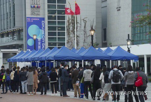 홍콩 코로나19 검사소의 긴 대기줄(AP=연합뉴스) 지난 6일 홍콩의 코로나19 검사소 앞에 긴 대기줄이 늘어선 모습. 2022.1.7.