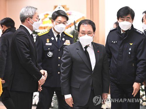 순직 소방관 빈소 조문 마친 유영민 대통령비서실장(평택=연합뉴스) 홍기원 기자 = 유영민 대통령비서실장이 7일 오전 경기도 평택시 제일장례식장에 마련된 평택 신축 공사장 화재 현장에서 순직한 이형석 소방경 빈소 조문을 마치고 나오고 있다. 2022.1.7 [공동취재] xanadu@yna.co.kr