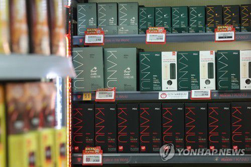 맥심ㆍ카누 등 커피값 평균 7.3% 인상(서울=연합뉴스) 강민지 기자 = 동서식품이 오는 14일부터 맥심ㆍ카누 등 커피 제품 가격을 평균 7.3% 인상한다. 사진은 7일 서울 한 대형마트에 진열된 커피. 2022.1.7 mjkang@yna.co.kr