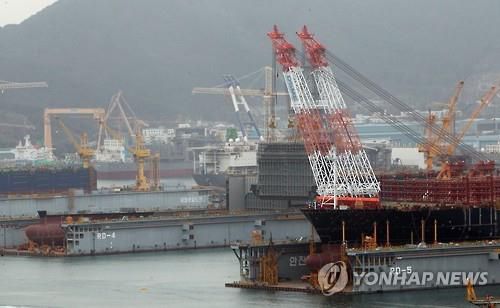 선박 블록 싣는 크레인[연합뉴스 자료사진]