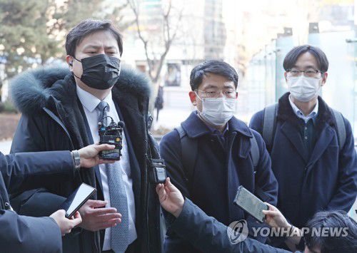 방역패스 집행정지 신청 심문기일, 발언하는 원고(서울=연합뉴스) 류영석 기자 = 7일 오후 서울 서초구 서울행정법원에서 열린 방역패스(백신접종증명·음성확인제) 정책 집행정지 신청 심문기일에서 원고 측 박주현 변호사가 출석 전 발언하고 있다. 2022.1.7 ondol@yna.co.kr