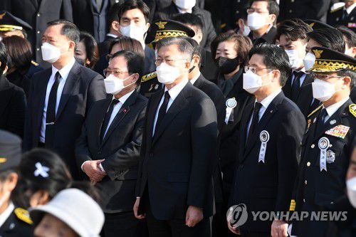 문대통령, 평택 순직소방관 합동영결식 참석(평택=연합뉴스) 문재인 대통령이 8일 오전 평택시 이충문화체육센터에서 엄수된 평택 신축 공사장 화재 순직 소방공무원 합동 영결식에 참석하고 있다. 2022.1.8 [경기사진공동취재단] photo@yna.co.kr