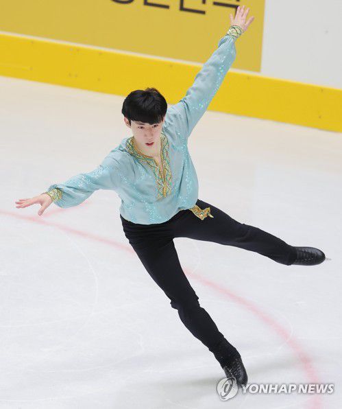 연기 펼치는 이시형(의정부=연합뉴스) 김도훈 기자 = 8일 경기도 의정부실내빙상장에서 열린 제76회 전국 남녀 피겨스케이팅 종합선수권대회 겸 2022 베이징동계올림픽 국가대표 2차 선발전 남자 쇼트프로그램에 출전한 고려대 이시형이 연기를 펼치고 있다. 2022.1.8 superdoo82@yna.co.kr