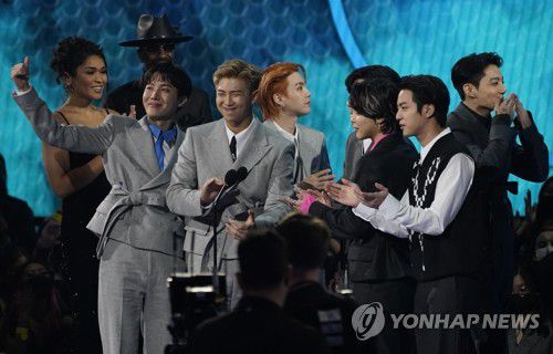 AMA 시상식서 '페이보릿 팝송' 부문 수상한 BTS(로스앤젤레스 로이터=연합뉴스) 21일(현지시간) 미국 캘리포니아주 로스앤젤레스 마이크로소프트 시어터에서 열린 '아메리칸 뮤직 어워즈'(American Music Awards·AMA) 시상식에서 그룹 방탄소년단(BTS)이 '페이보릿 팝송'(Favorite Pop Song) 부문 수상소감을 밝히고 있다. 이날 이들은 이 부문을 비롯해 '페이보릿 팝 듀오 오어 그룹'(Favorite Pop Duo or Group)과 대상 격인 '아티스트 오브 더 이어'(Artist Of The Year) 부문에서도 수상해 3관왕에 올랐다. 2021.11.22 knhknh@yna.co.kr