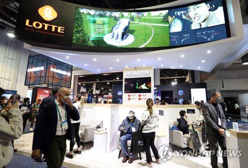 CES 2022 롯데정보통신 전시관(라스베이거스=연합뉴스) 이지은 기자 = 세계 최대 전자·IT 전시회인 'CES 2022' 이 개막한 5일(현지시간) 미국 네바다주 라스베이거스 컨벤션센터에 설치된 롯데정보통신 메타버스 부스를 찾은 관람객이 '버추얼 스토어'를 체험하고 있다.. 2022.1.6 jieunlee@yna.co.kr