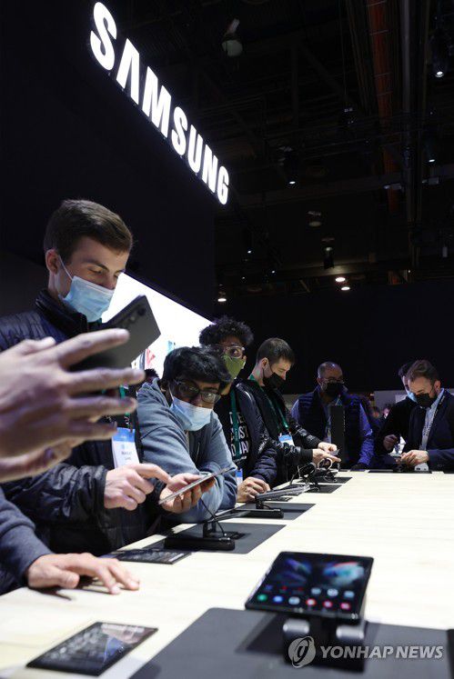 z 폴드3 체험하는 관람객(라스베이거스=연합뉴스) 이지은 기자 = 세계 최대 전자·IT 전시회인 'CES 2022' 이 개막한 5일(현지시간) 미국 네바다주 라스베이거스 컨벤션센터에 설치된 삼성전자 전시관을 찾은 관람객이 z 폴드3를 체험하고 있다. 2022.1.6 jieunlee@yna.co.kr