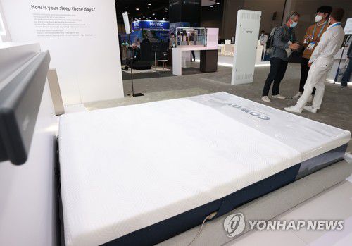 에어매트리스 선보인 코웨이(라스베이거스=연합뉴스) 이지은 기자 = 세계 최대 전자·IT 전시회인 'CES 2022' 이 개막 이틀째인 6일(현지시간) 미국 네바다주 라스베이거스 스타트업 전시공간인 유레카 파크에 설치된 코웨이 전시관에 에어매트리스가 전세돼 있다. 2022.1.7 jieunlee@yna.co.kr