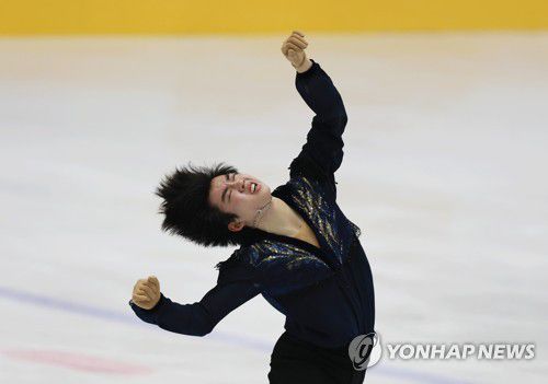 차준환, 피날레 향하며 스핀 연기(의정부=연합뉴스) 홍해인 기자 = 차준환이 9일 오후 의정부 실내빙상장에서 2022 베이징 동계올림픽 국가대표 선발전을 겸해 열린 'KB금융 코리아 피겨스케이팅 챔피언십 2022' 대회 3일차 시니어 남자 싱글 프리 스케이팅 경기에서 연기를 펼치며 스핀을 돌고 있다. 2022.1.9 hihong@yna.co.kr