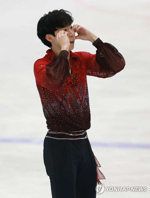 이시형, 연기 마치며 하트 인사(의정부=연합뉴스) 홍해인 기자 = 이시형이 9일 오후 의정부 실내빙상장에서 2022 베이징 동계올림픽 국가대표 선발전을 겸해 열린 'KB금융 코리아 피겨스케이팅 챔피언십 2022' 대회 3일차 시니어 남자 싱글 프리 스케이팅 경기에서 연기를 마치며 두 손으로 하트를 그리고 있다. 2022.1.9 hihong@yna.co.kr