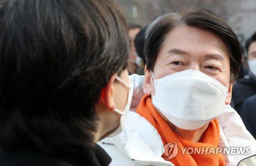 시민들과 이야기 나누는 안철수 대선후보(청주=연합뉴스) 천경환 기자 = 국민의당 안철수 대선후보가 9일 청주시 성안길에서 열린 '국민 곁으로 안철수의 talk박스 - 청주 성안길편'에서 시민들과 이야기를 나누고 있다. 2022.1.9 kw@yna.co.kr