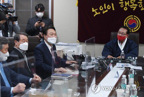 김호일 대한노인회 회장과 대화하는 윤석열 대선 후보(서울=연합뉴스) 국민의힘 윤석열 대선 후보가 10일 오후 서울 용산구 효창동 대한노인회를 방문해 김호일 회장과 대화하고 있다. 2022.1.10 [국회사진기자단] toadboy@yna.co.kr