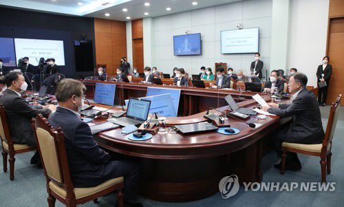 수석보좌관회의 주재하는 문재인 대통령(서울=연합뉴스) 서명곤 기자 = 문재인 대통령이 10일 오후 청와대 여민관에서 열린 수석·보좌관회의에서 발언을 하고 있다. 2022.1.10 seephoto@yna.co.kr