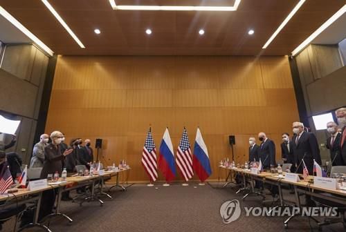 미·러 대표단, 우크라이나 사태 해결 등을 위한 회담(EPA 제네바=연합뉴스) 10일(현지시간) 스위스 제네바 주재 미국 대표부에서 미국과 러시아 대표단이 우크라이나 사태 해결 등을 위한 회담을 열었다. 2022.1.10. photo@yna.co.kr