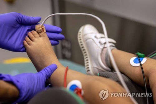 코로나19 증상으로 병원으로 옮겨지는 美어린이2021년 8월 25일 미국 텍사스 휴스턴 소방당국 응급의료사가 신종 코로나바이러스 감염증(코로나19) 증상을 보이는 어린이를 병원으로 이송하고 있다. [AFP 연합뉴스 자료사진, 재판매 및 DB 금지]