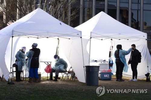 오미크론 확산에 코로나 누적 확진자 6천만명 넘어선 미국(워싱턴 EPA=연합뉴스) 미국 수도 워싱턴DC가 신종 코로나바이러스 감염증(코로나19) 오미크론 변이 확산에 '비상사태'를 선언한 가운데 10일(현지시간) 시내 코로나19 검사소에서 공공 분야 종사자들이 검사를 받고 있다. 미 존스홉킨스대학은 이날 기준 자국의 코로나19 누적 확진자를 6천13만8천842명으로 집계했다. 대학 측은 오미크론으로 확진자가 최근 폭증하면서 불과 28일 만에 누적 확진자가 1천만 명 더 늘었다고 밝혔다. 2022.1.11 sungok@yna.co.kr