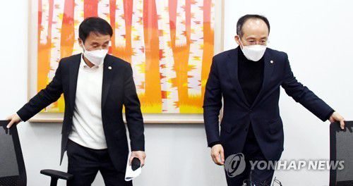 자리에 앉는 여야 원내수석부대표(서울=연합뉴스) 하사헌 기자 = 더불어민주당 한병도 원내수석부대표(왼쪽)와 국민의힘 추경호 원내수석부대표가 11일 오후 국회에서 코로나19 피해 지원을 위한 추가경정예산안 편성과 대장동 개발 특혜 의혹 수사를 위한 특별검사법안 등을 논의하기 위해 회동, 자리에 앉고 있다. 2022.1.11 [국회사진기자단] toadboy@yna.co.kr