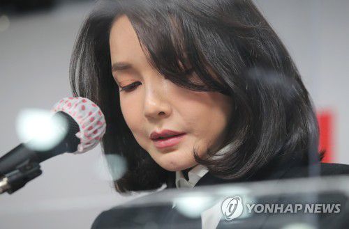 허위이력 논란 공식 사과하는 김건희(서울=연합뉴스) 이정훈 기자 = 국민의힘 윤석열 대선 후보 부인 김건희 코바나컨텐츠 대표가 26일 오후 서울 여의도 당사에서 자신의 허위 이력 의혹과 관련해 입장문을 발표하고 있다. 2021.12.26 uwg806@yna.co.kr