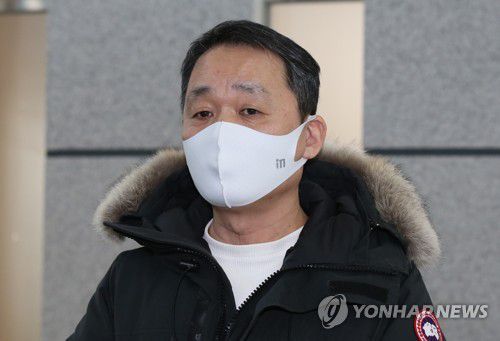 이상직 의원 선고 뒤 취재진 질문받는 박이삼 지부장(전주=연합뉴스) 나보배 기자 = 12일 550억원대 이스타항공 횡령·배임 혐의로 재판에 넘겨진 무소속 이상직(전북 전주을) 의원이 법정 구속된 직후 박이삼 공공운수노조 이스타항공 조종사 지부장이 취재진의 질문을 받고 있다. 2022.1.12 warm@yna.co.kr