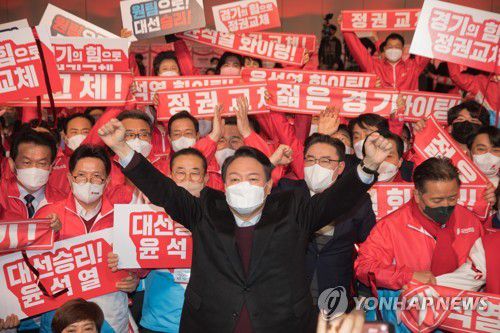 지지자들에게 손들어 답례하는 윤석열 대선후보(고양=연합뉴스) 국민의힘 윤석열 대선 후보가 12일 오후 고양시 킨텍스 전시장에서 열린 경기도 선거대책위원회 출범식에서 정권교체를 외치며 포즈를 취하고 있다. 2022.1.12 [국회사진기자단] srbaek@yna.co.kr