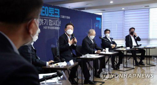 10대 그룹 CEO 토크에서 답변하는 이재명 후보(서울=연합뉴스) 더불어민주당 이재명 대선 후보(오른쪽네번째)가 12일 오후 서울 마포구 한국경영자총연합회에서 열린 10대 그룹 CEO 토크 "넥타이 풀고 이야기 합시다" 에서 고수찬 롯데지주 부사장의 질문에 답변하고 있다. 2022.1.12 [국회사진기자단] toadboy@yna.co.kr