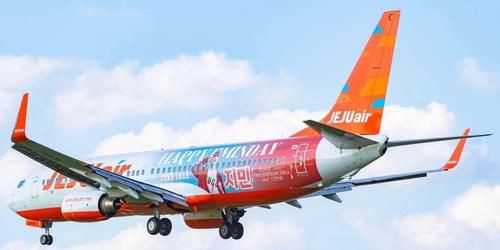 '지민 비행기' 띄운 BTS 중국 팬들(제주=연합뉴스) 지민 생일 축하 사진과 문구로 장식된 제주항공 비행기가 하늘을 날고 있다. [오승준 씨 제공. 재판매 및 DB 금지]