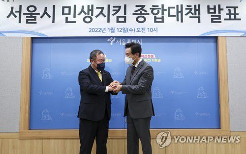 기념촬영하는 오세훈 시장-김인호 의장[연합뉴스 자료사진] 오세훈 서울시장과 김인호 서울시의회 의장이 지난 12일 서울시청에서 열린 서울시 민생지킴 종합대책 발표를 마친 후 기념촬영을 하고 있다.