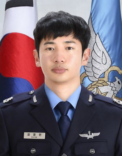 조종사 고 심정민 소령(서울=연합뉴스) 임무 수행을 위해 기지를 이륙하던 중 추락한 공군 F-5E 전투기의 조종사가 탈출할 시간이 있었음에도 민가를 피하려고 끝까지 조종간을 놓지 않았던 것으로 알려졌다.     13일 공군에 따르면 조종사 고(故) 심정민(29) 소령은 지난 11일 기체 추락 당시 민가의 피해를 막고자 죽음의 순간까지 조종간을 놓지 않고 사투를 벌였던 정황이 사고 조사에서 드러났다. 사진은 순직한 고 심정민 소령. 2022.1.13      [공군 제공. 재판매 및 DB 금지] photo@yna.co.kr