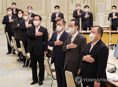 중앙지방협력회의 출범(서울=연합뉴스) 서명곤 기자 = 문재인 대통령이 13일 오전 청와대 영빈관에서 열린 제1회 중앙지방협력회의에서 국기에 대한 경례를 하고 있다. 2022.1.13 seephoto@yna.co.kr