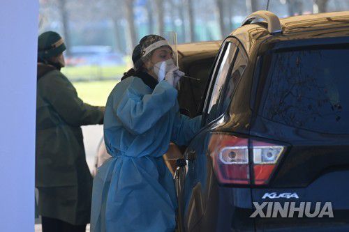 이탈리아 볼로냐의 '드라이브 스루' 코로나19 검사소[신화 연합뉴스 자료사진. 재판매 및 DB 금지]