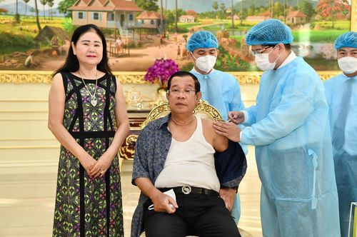 4회차 코로나19 백신을 맞고 있는 훈센 총리(앉은 이). 2022.1.14[훈센 총리 페이스북 캡처. 재판매 및 DB 금지]