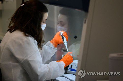 코로나 자가검진하는 프랑스 NG바이오테크 직원프랑스 생명기술기업 NG바이오테크에서 한 직원이 신종 코로나바이러스 감염증(코로나19) 자가검진을 하고 있다.  [AFP 연합뉴스자료사진, 재판매 및 DB 금지]